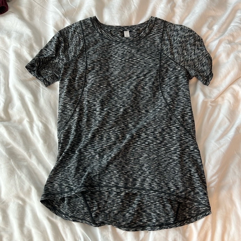 black and white Lululemon top